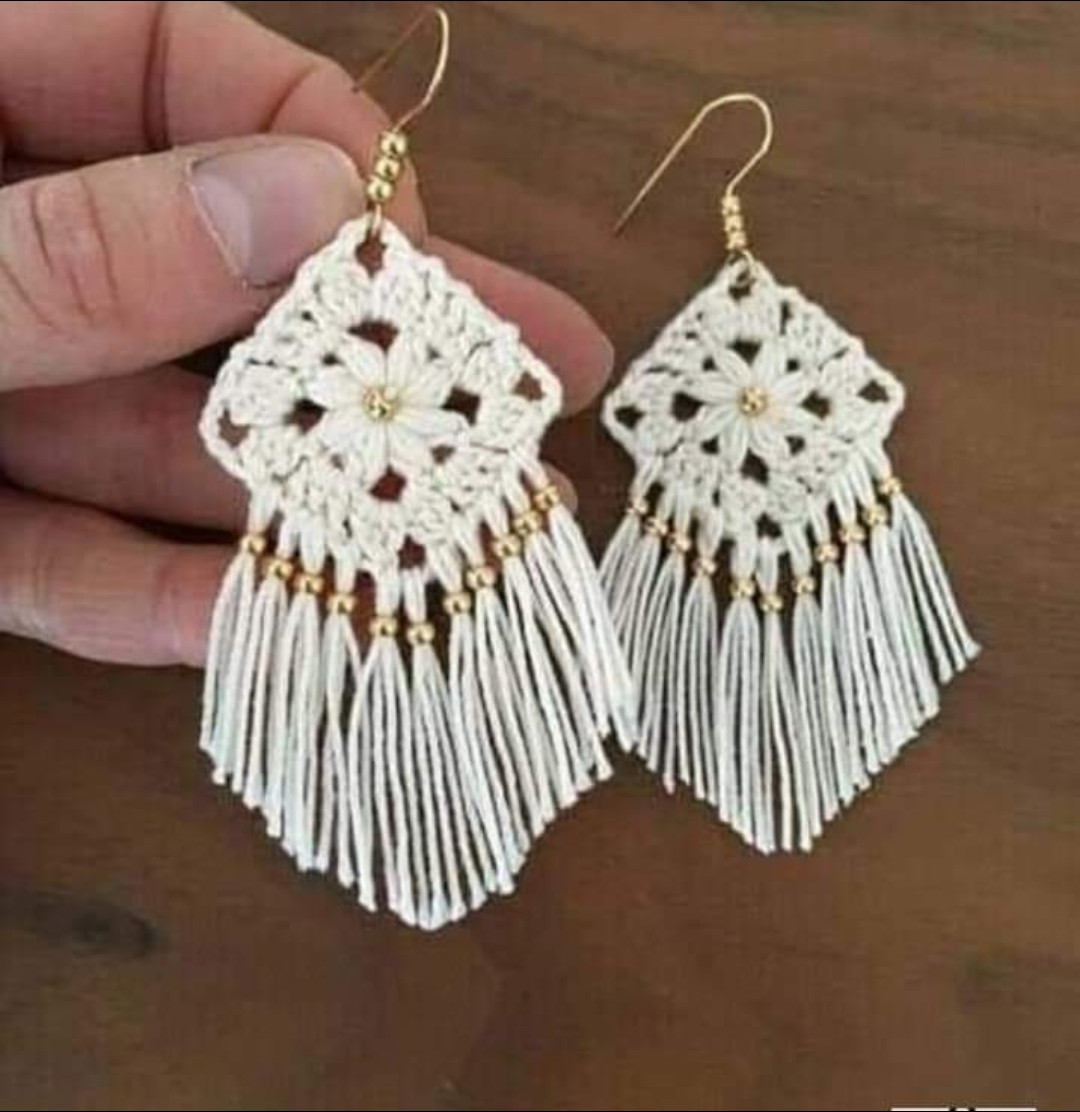 Collection de motifs et schémas pour boucles d'oreilles au crochet : fleurs, éventails et cœurs