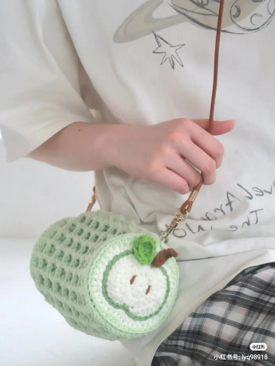 Collection of Cute Crochet Bags: Mint Chocolate Skirt Bag and Strawberry Shoulder Bag Patterns with Detailed Instructions