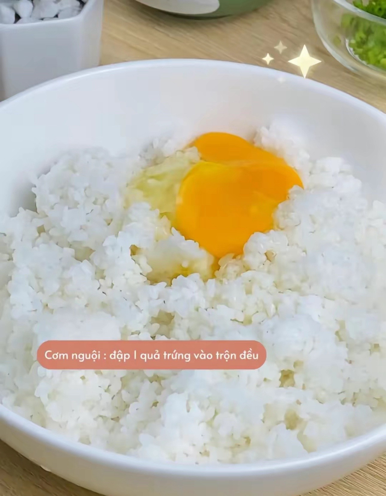 Cơm chiên Dương Châu: Hướng dẫn nấu món cơm vàng giòn với thịt xá xíu, lạp xưởng và tôm khô