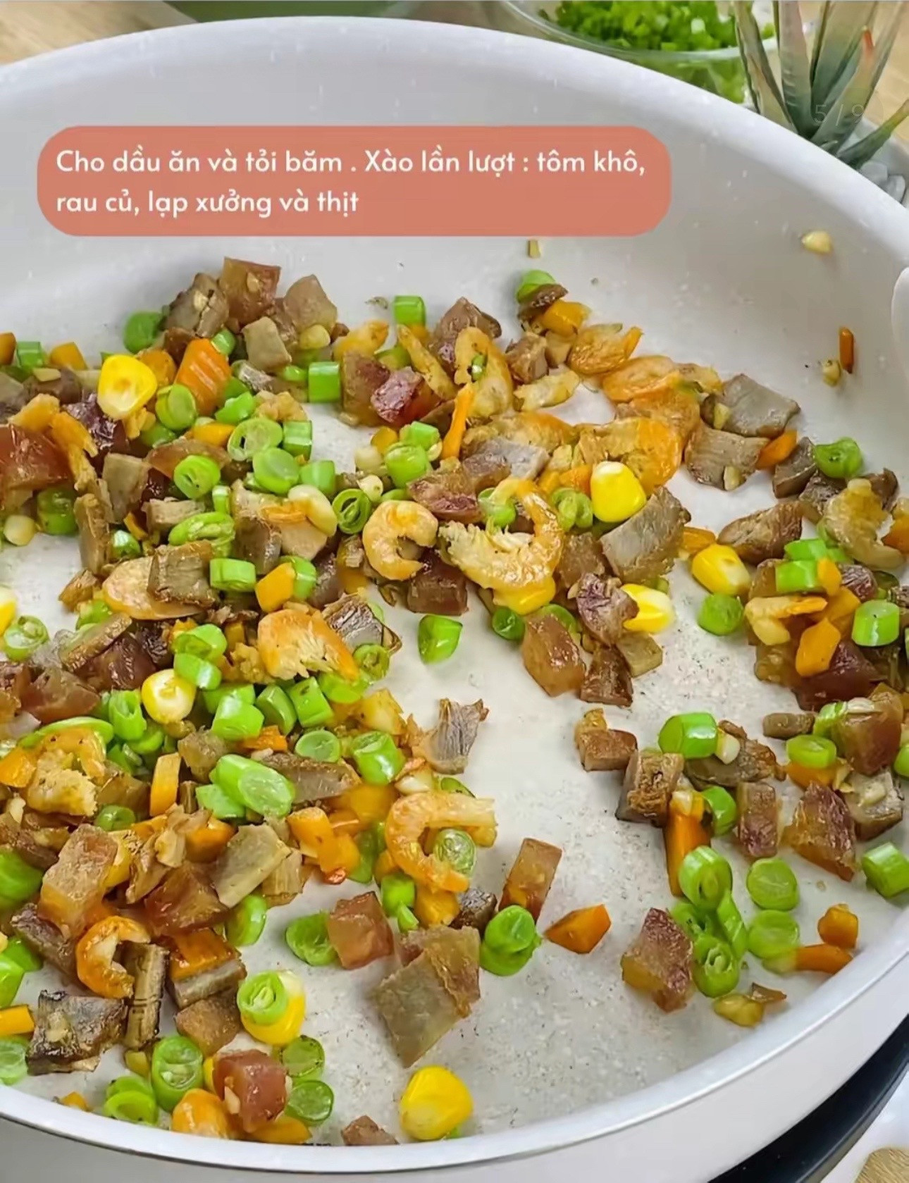 Cơm chiên Dương Châu: Hướng dẫn nấu món cơm vàng giòn với thịt xá xíu, lạp xưởng và tôm khô