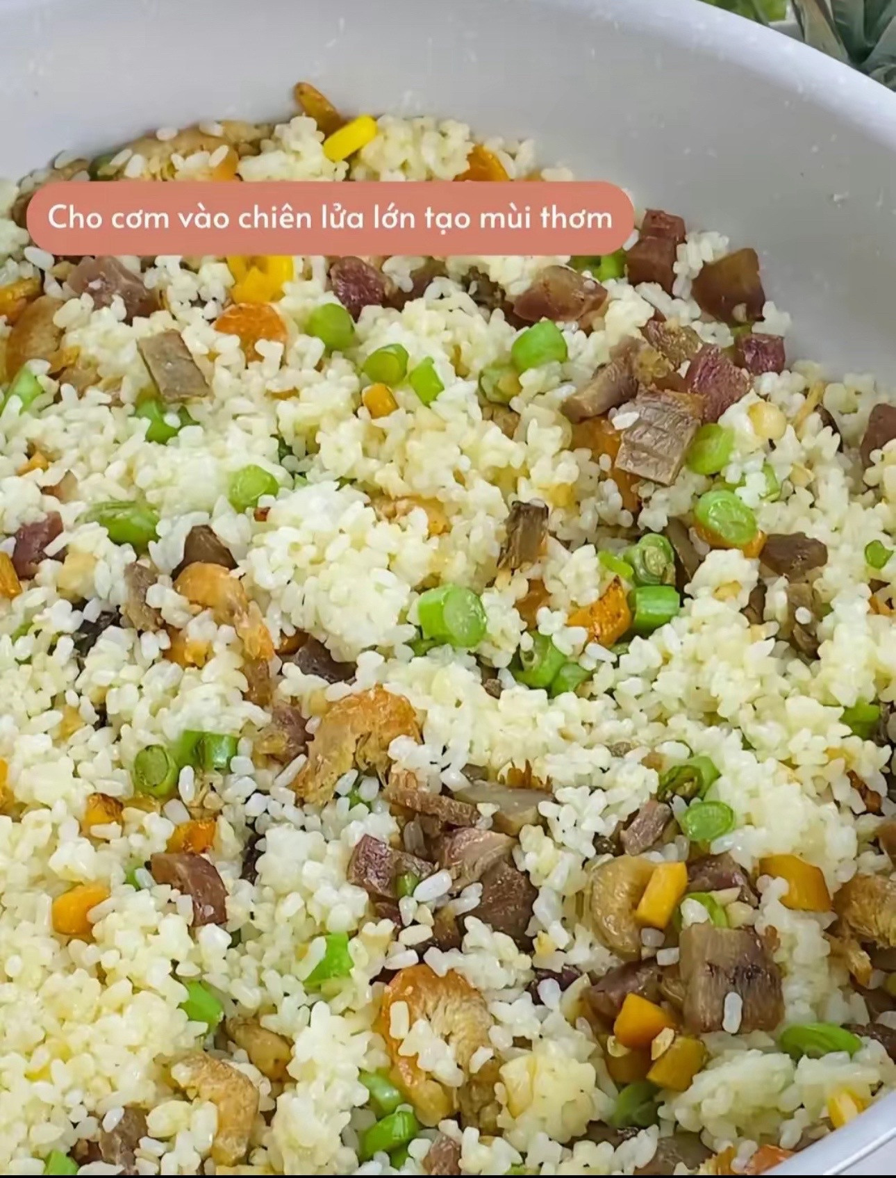 Cơm chiên Dương Châu: Hướng dẫn nấu món cơm vàng giòn với thịt xá xíu, lạp xưởng và tôm khô