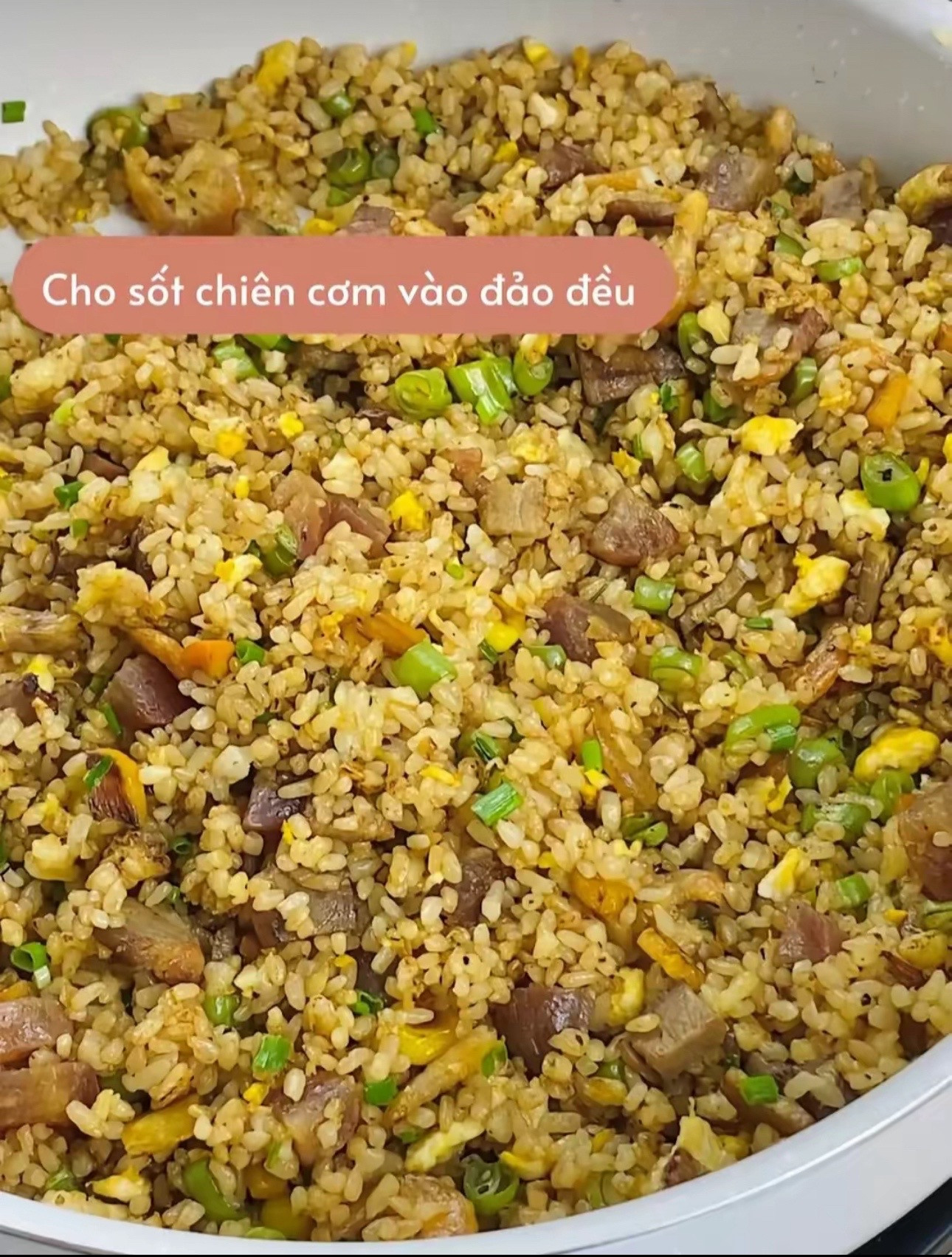 Cơm chiên Dương Châu: Hướng dẫn nấu món cơm vàng giòn với thịt xá xíu, lạp xưởng và tôm khô