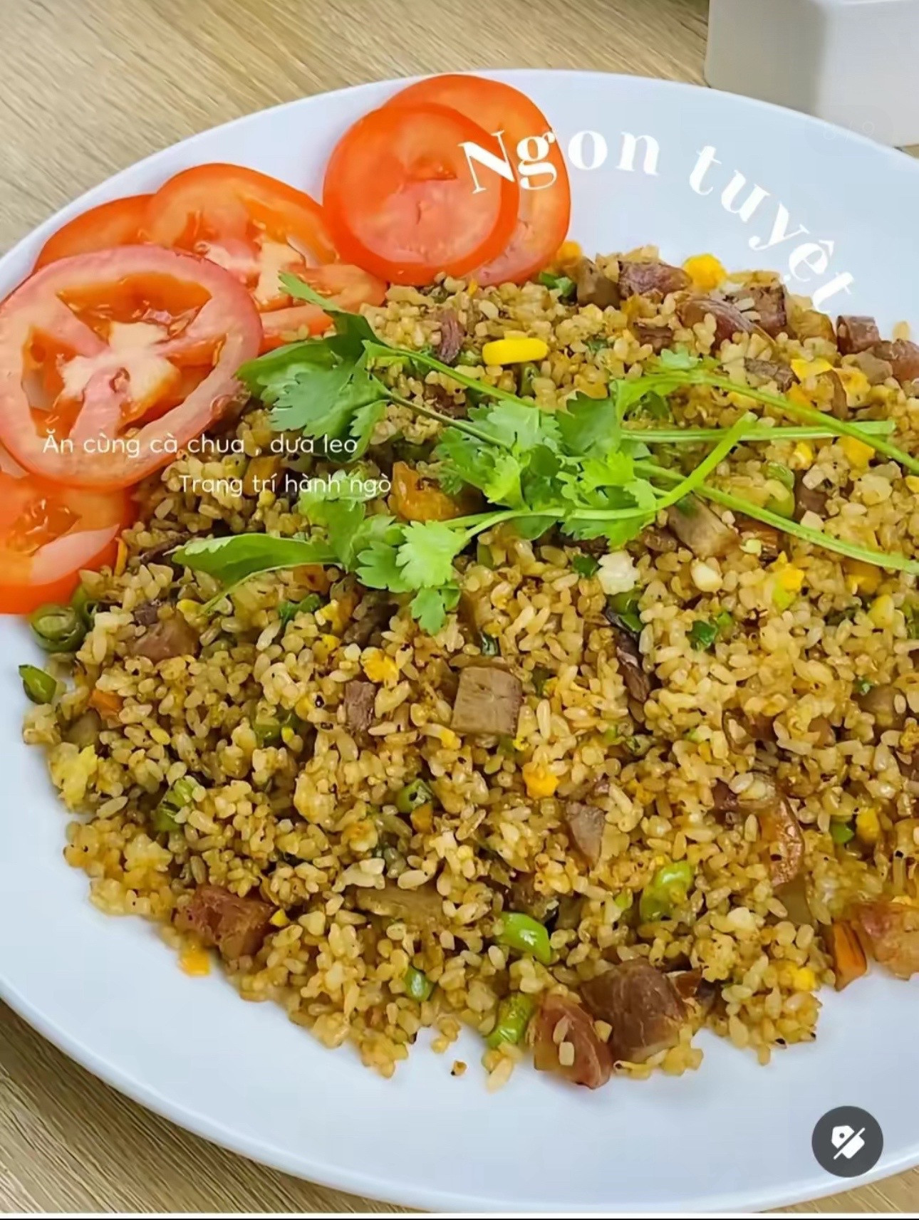 Cơm chiên Dương Châu: Hướng dẫn nấu món cơm vàng giòn với thịt xá xíu, lạp xưởng và tôm khô