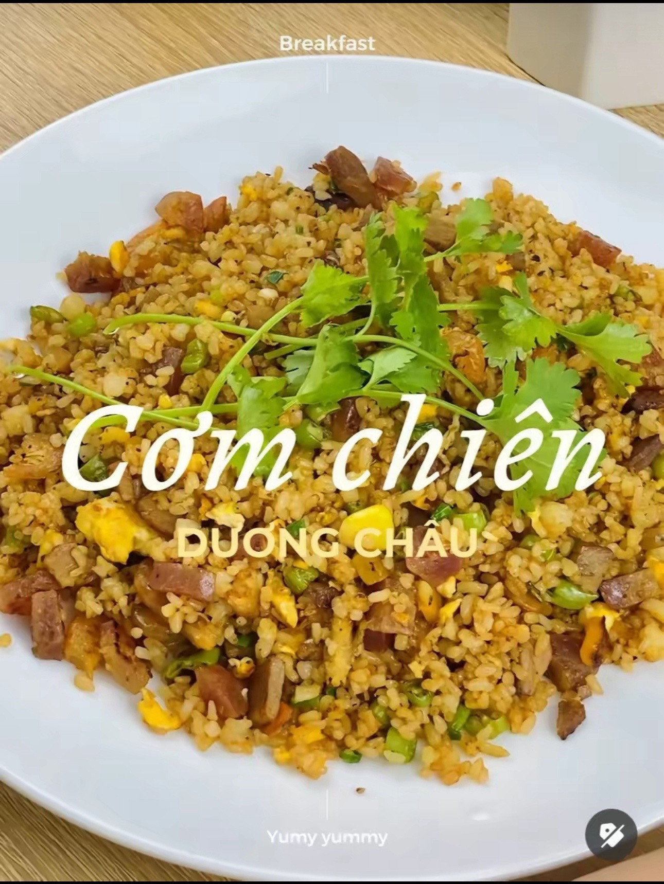 Cơm chiên Dương Châu: Hướng dẫn nấu món cơm vàng giòn với thịt xá xíu, lạp xưởng và tôm khô