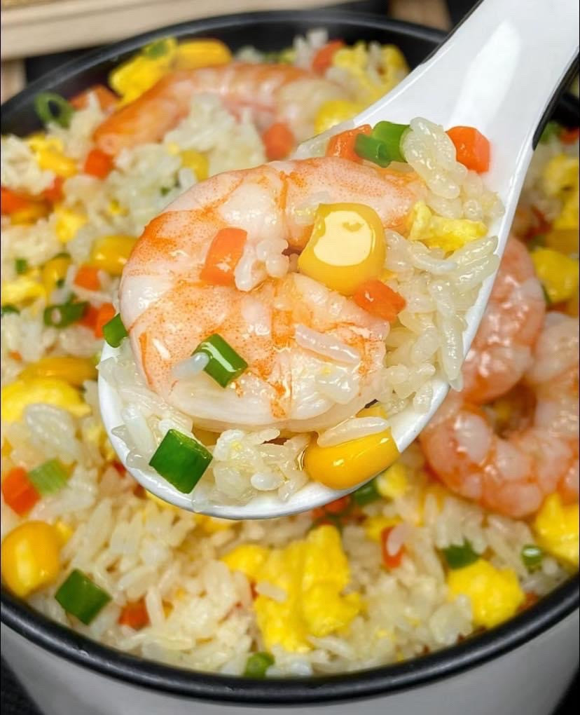 Cơm chiên tôm trứng ngô cà rốt
