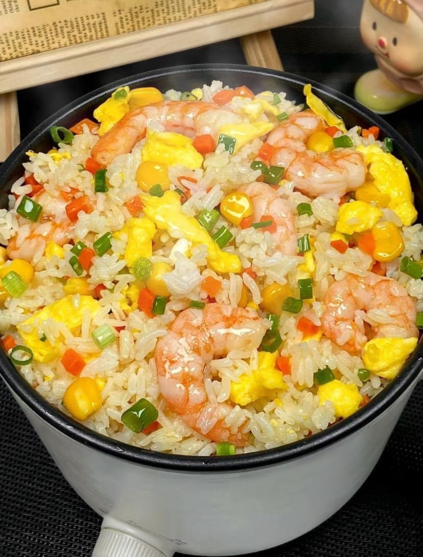 Cơm chiên tôm trứng ngô cà rốt