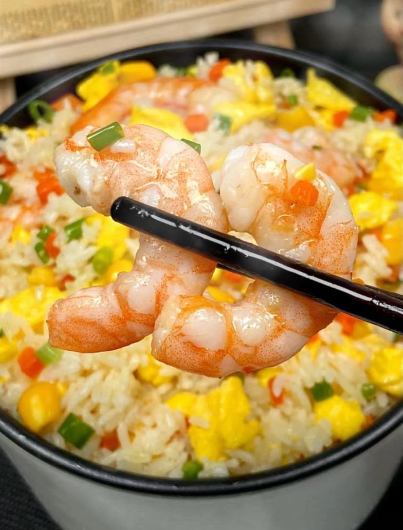 Cơm chiên tôm trứng ngô cà rốt