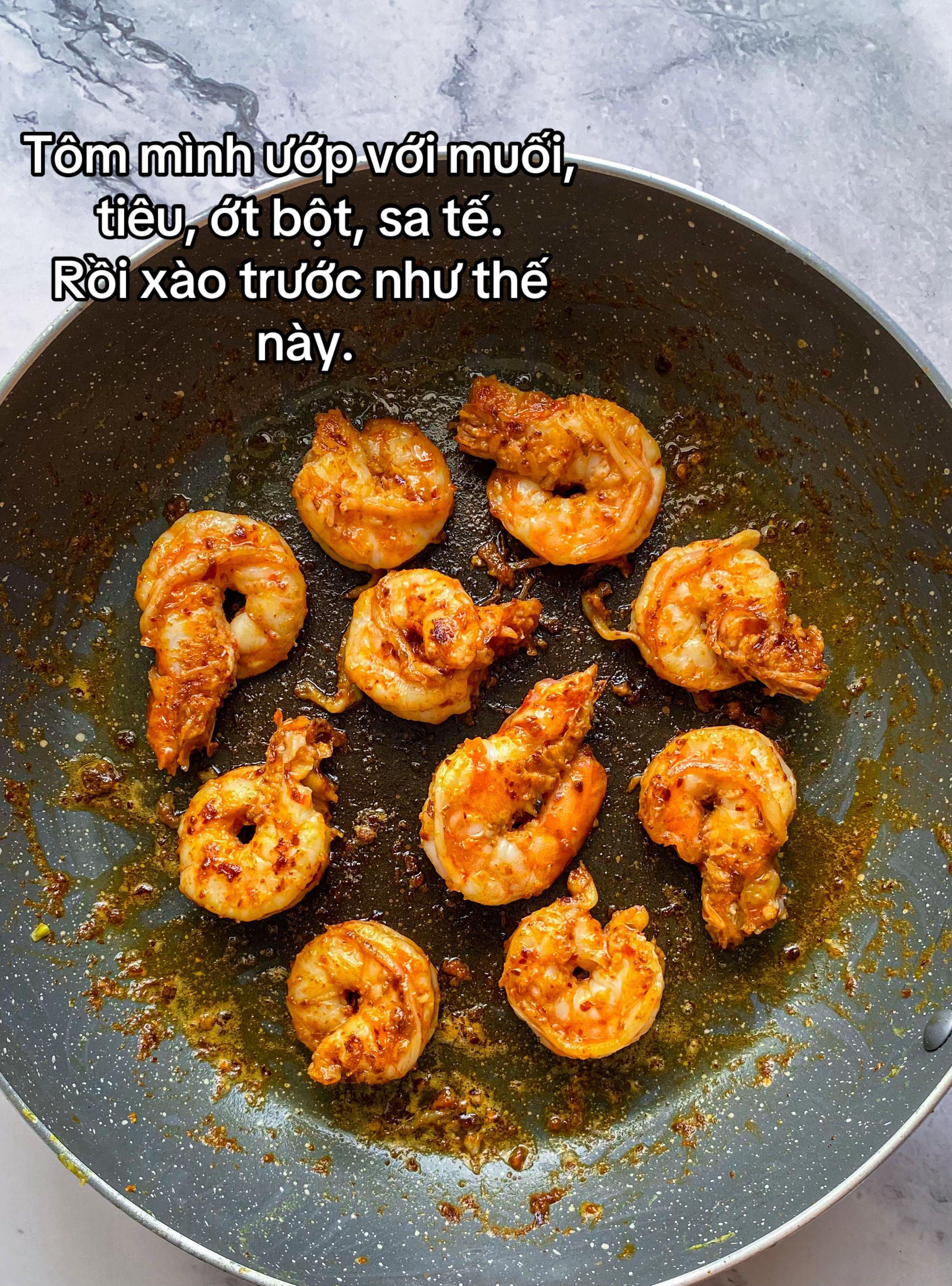 Cơm chiên tôm với rau củ và trứng