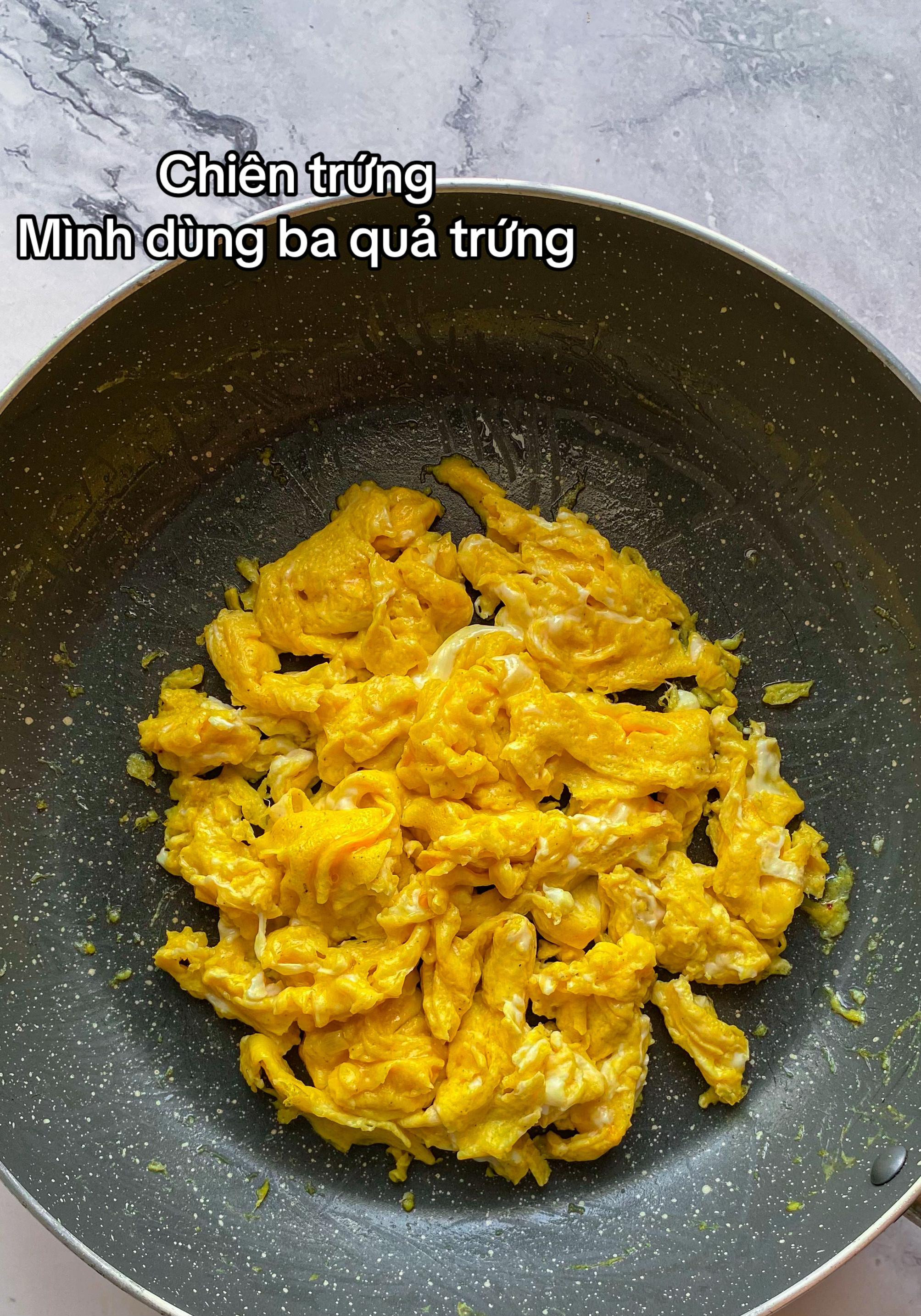 Cơm chiên tôm với rau củ và trứng