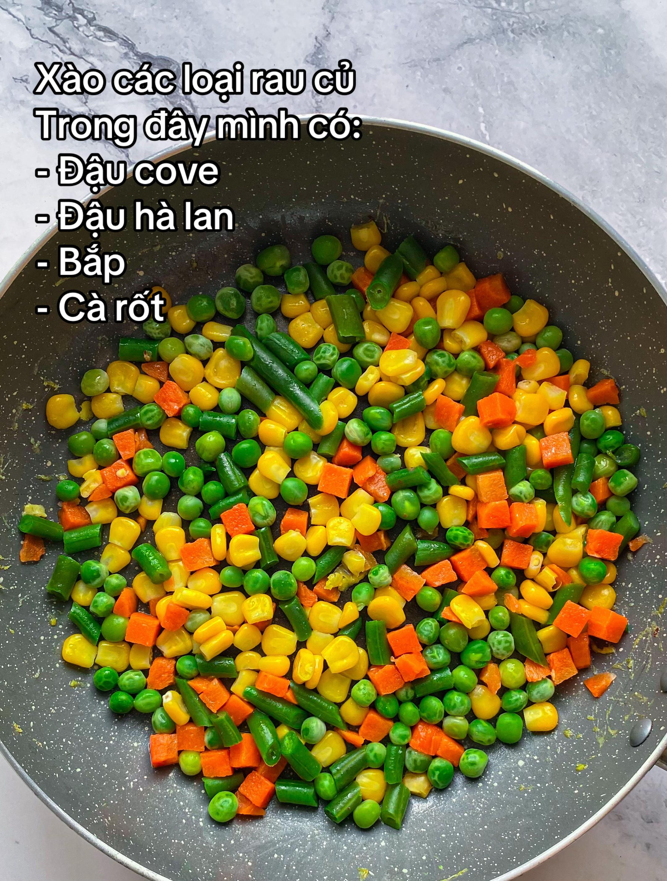 Cơm chiên tôm với rau củ và trứng