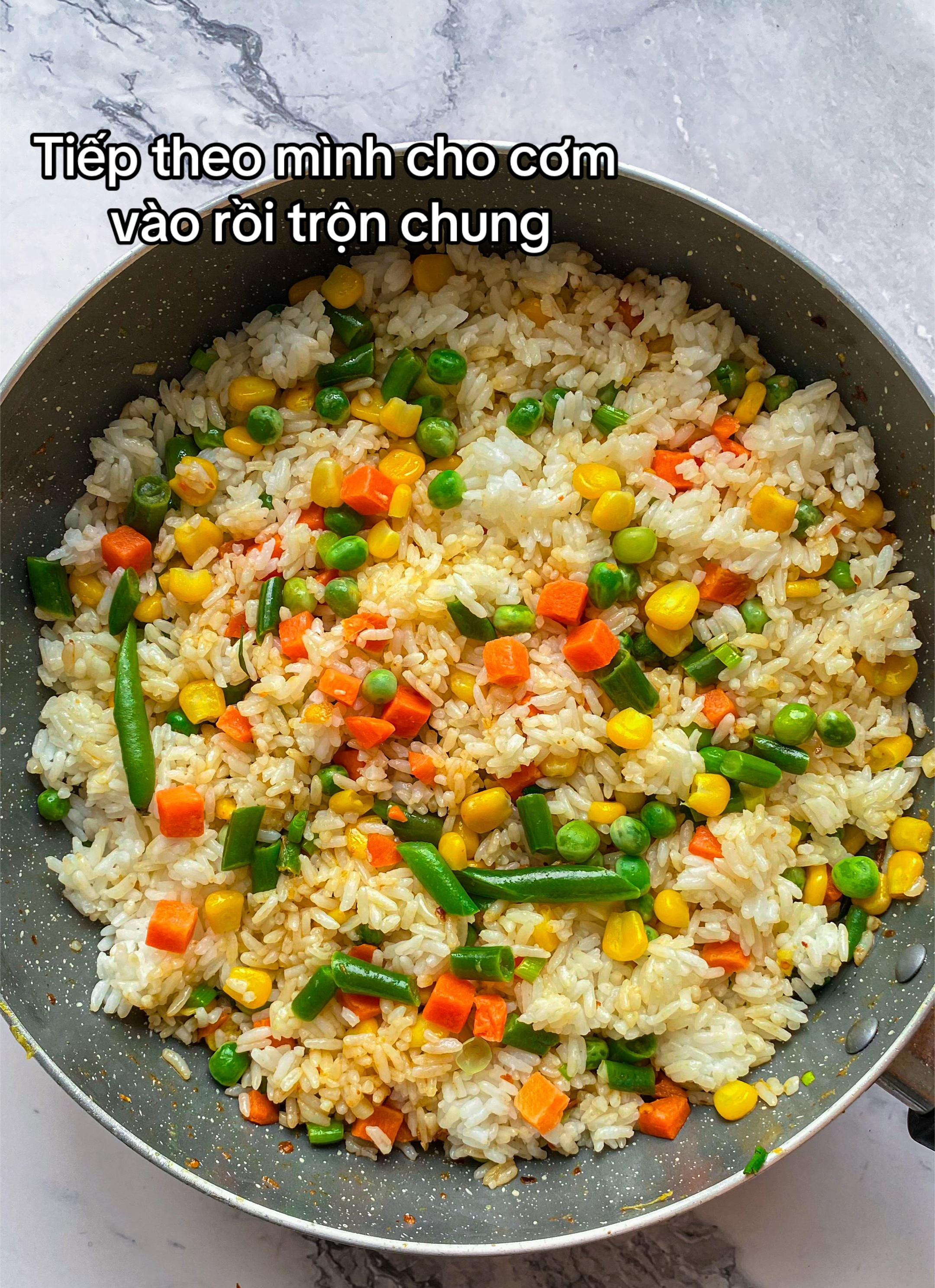 Cơm chiên tôm với rau củ và trứng