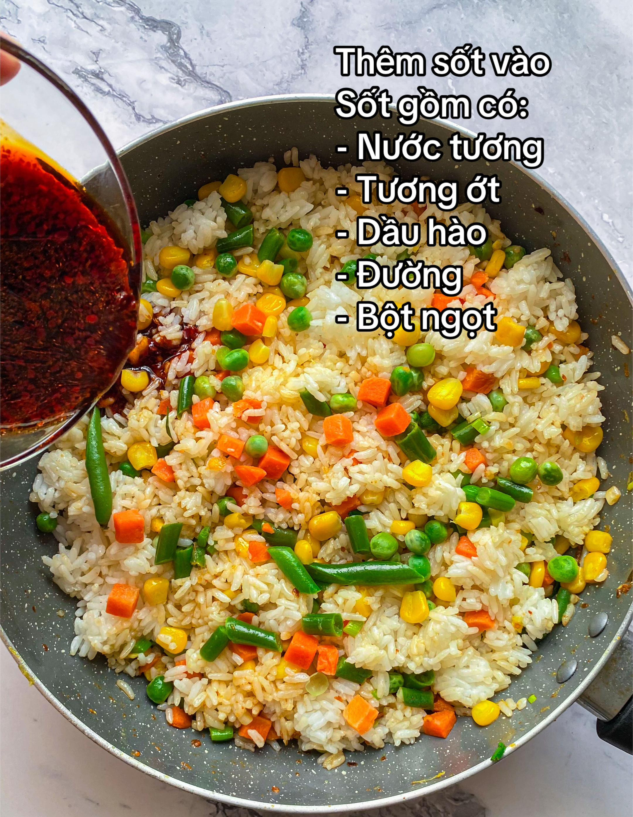 Cơm chiên tôm với rau củ và trứng