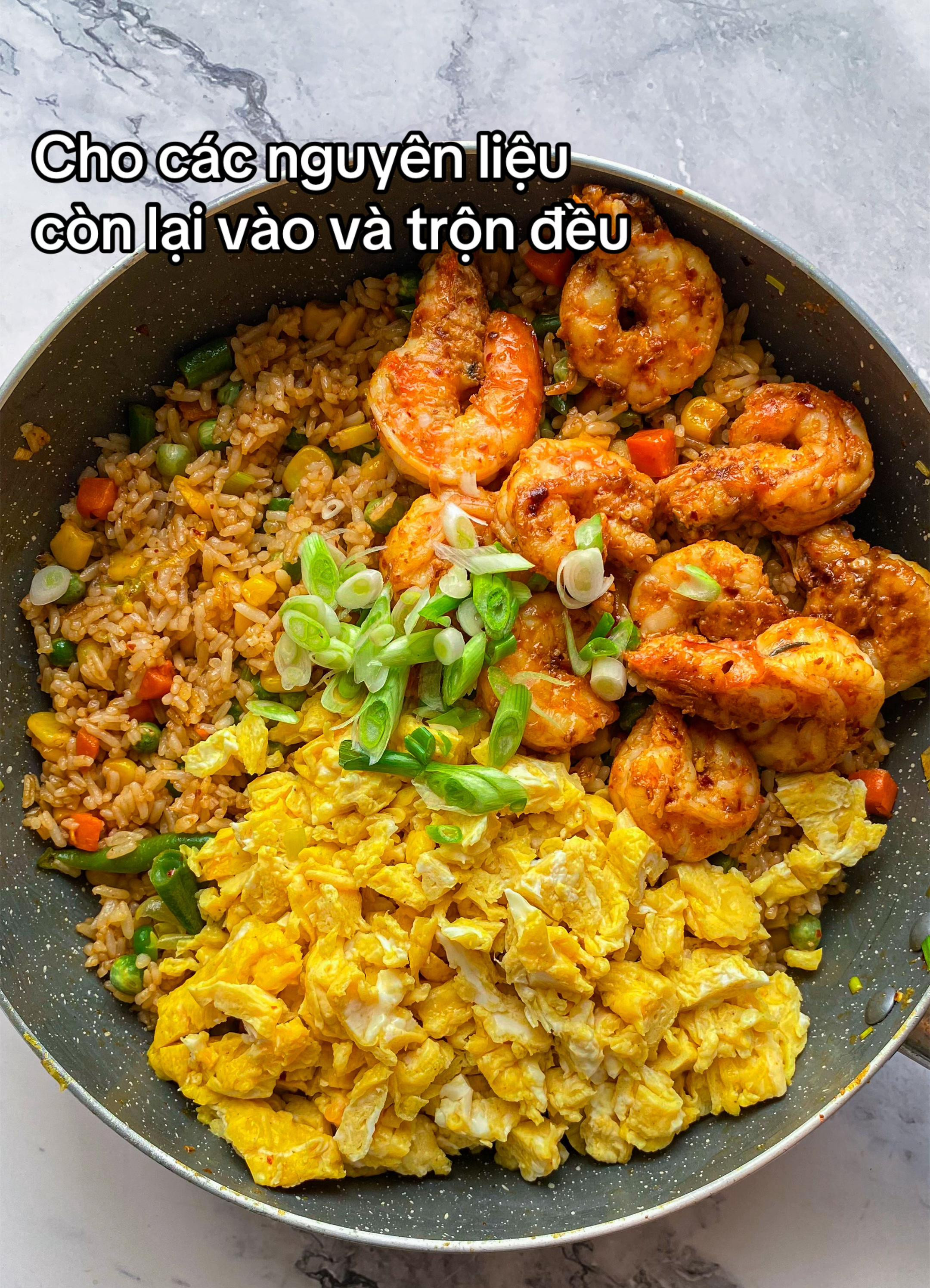 Cơm chiên tôm với rau củ và trứng