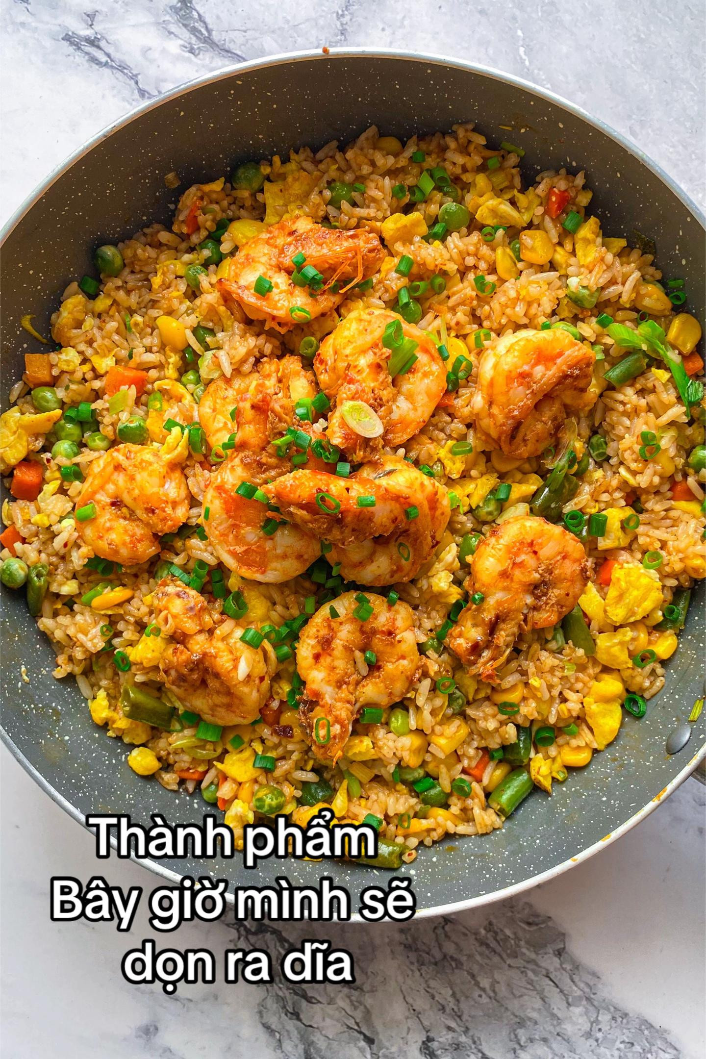 Cơm chiên tôm với rau củ và trứng