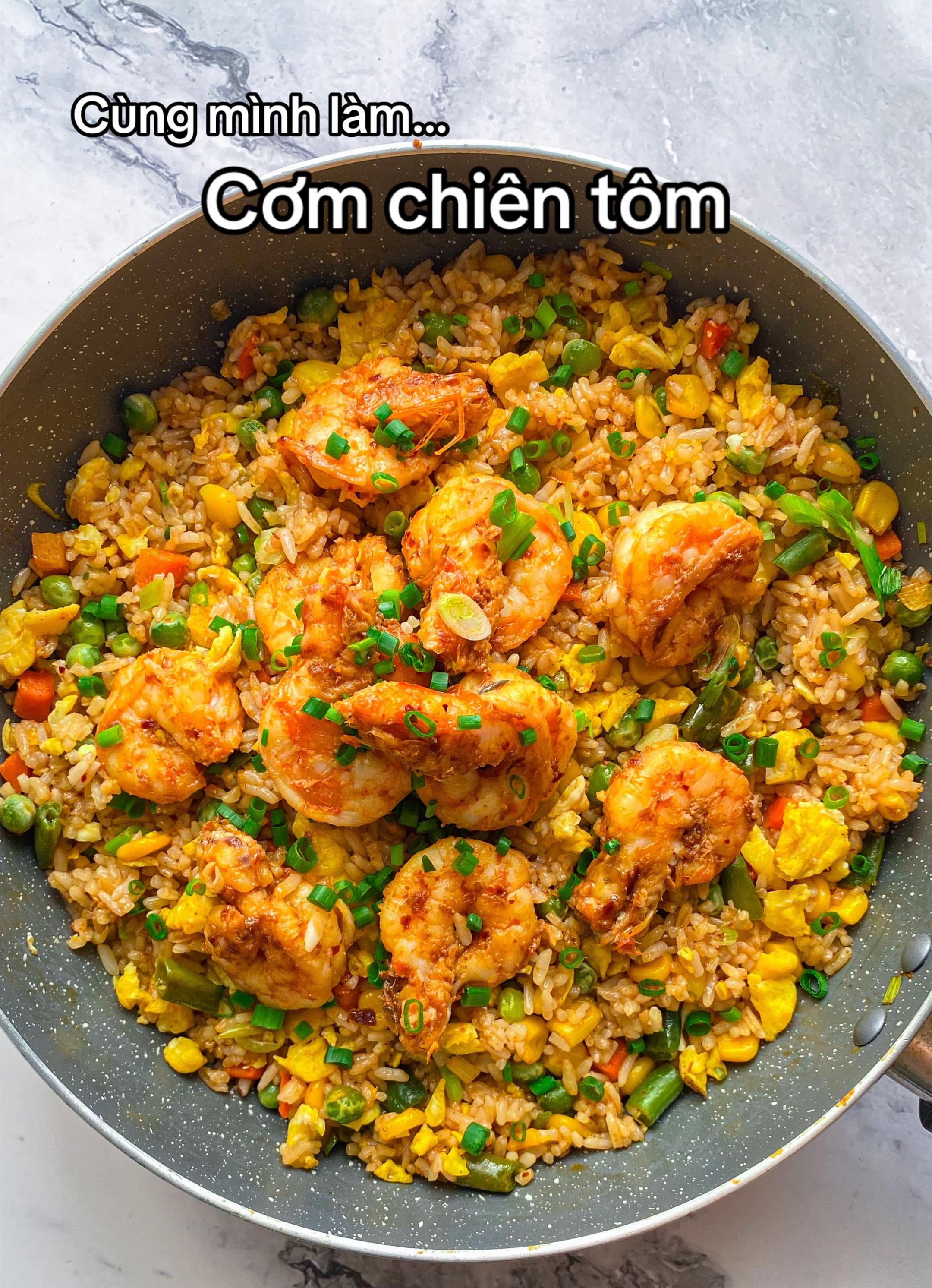 Cơm chiên tôm với rau củ và trứng