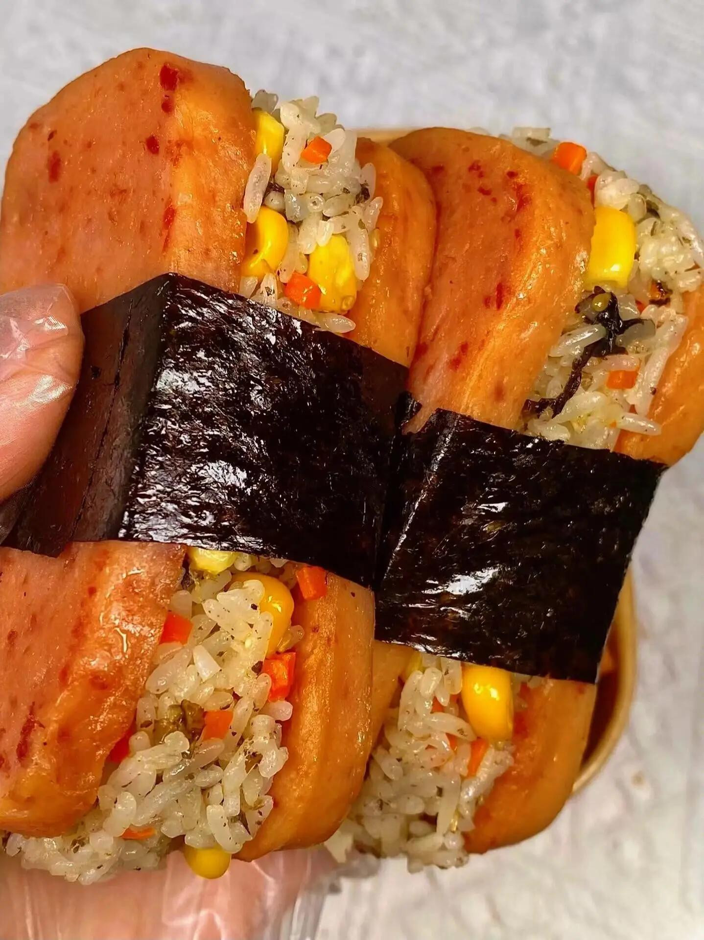 Cơm cuộn thịt spam với ngô, cà rốt và rong biển giòn