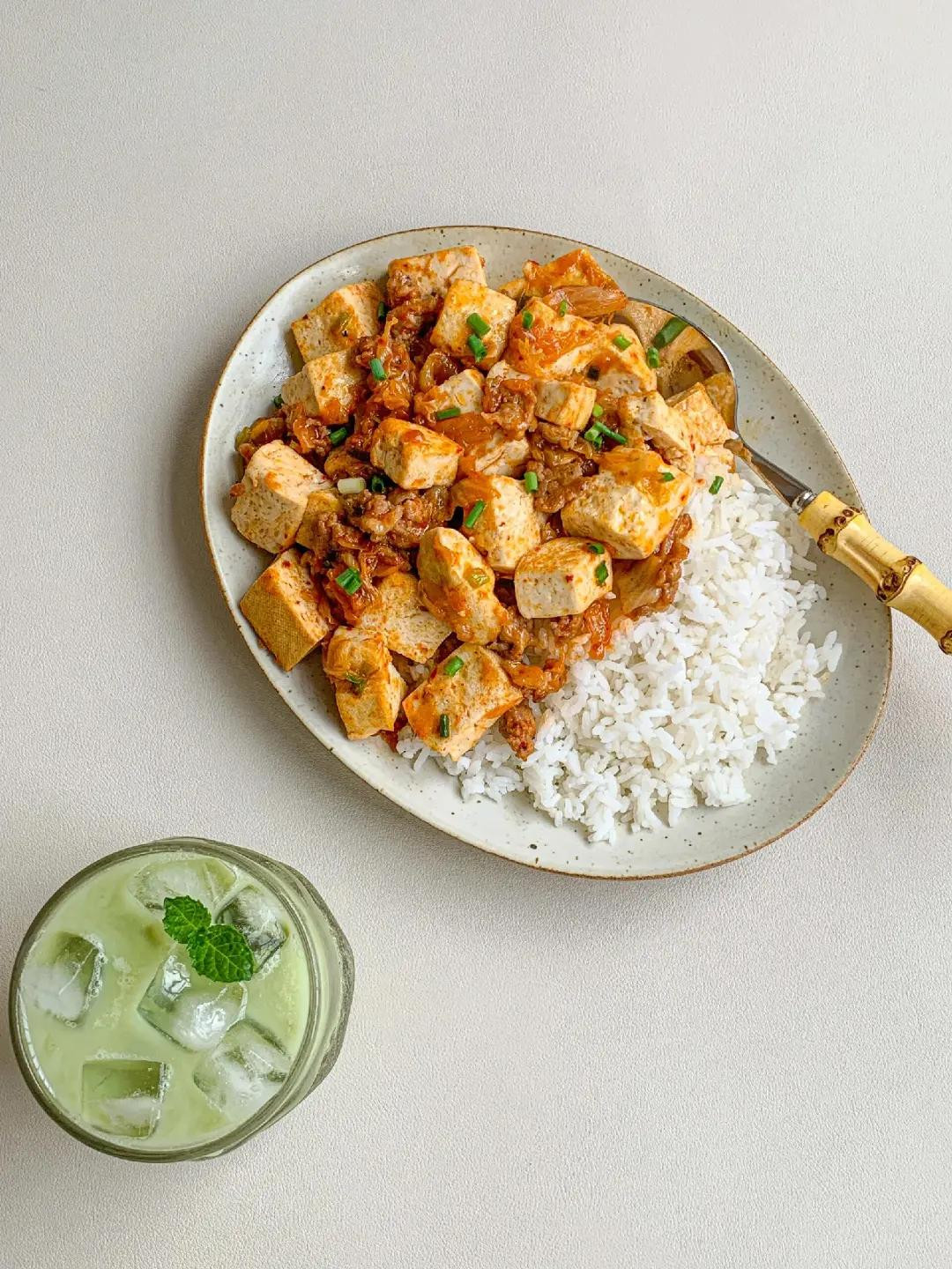 Cơm đậu hũ kim chi thịt băm sốt cay đậm đà