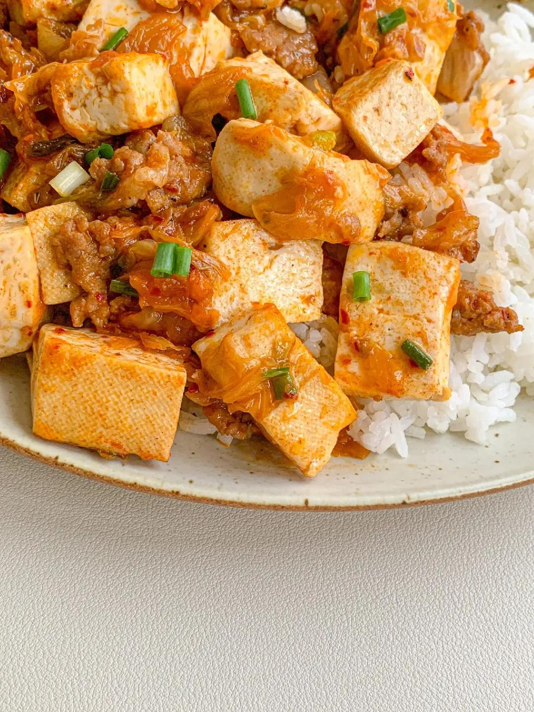 Cơm đậu hũ kim chi thịt băm sốt cay đậm đà