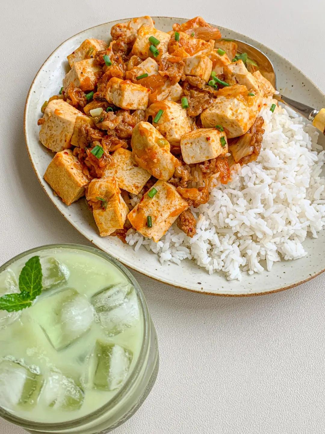 Cơm đậu hũ kim chi thịt băm sốt cay đậm đà