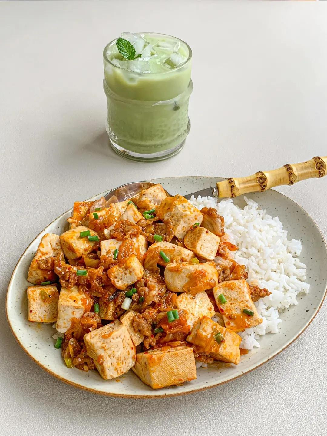 Cơm đậu hũ kim chi thịt băm sốt cay đậm đà