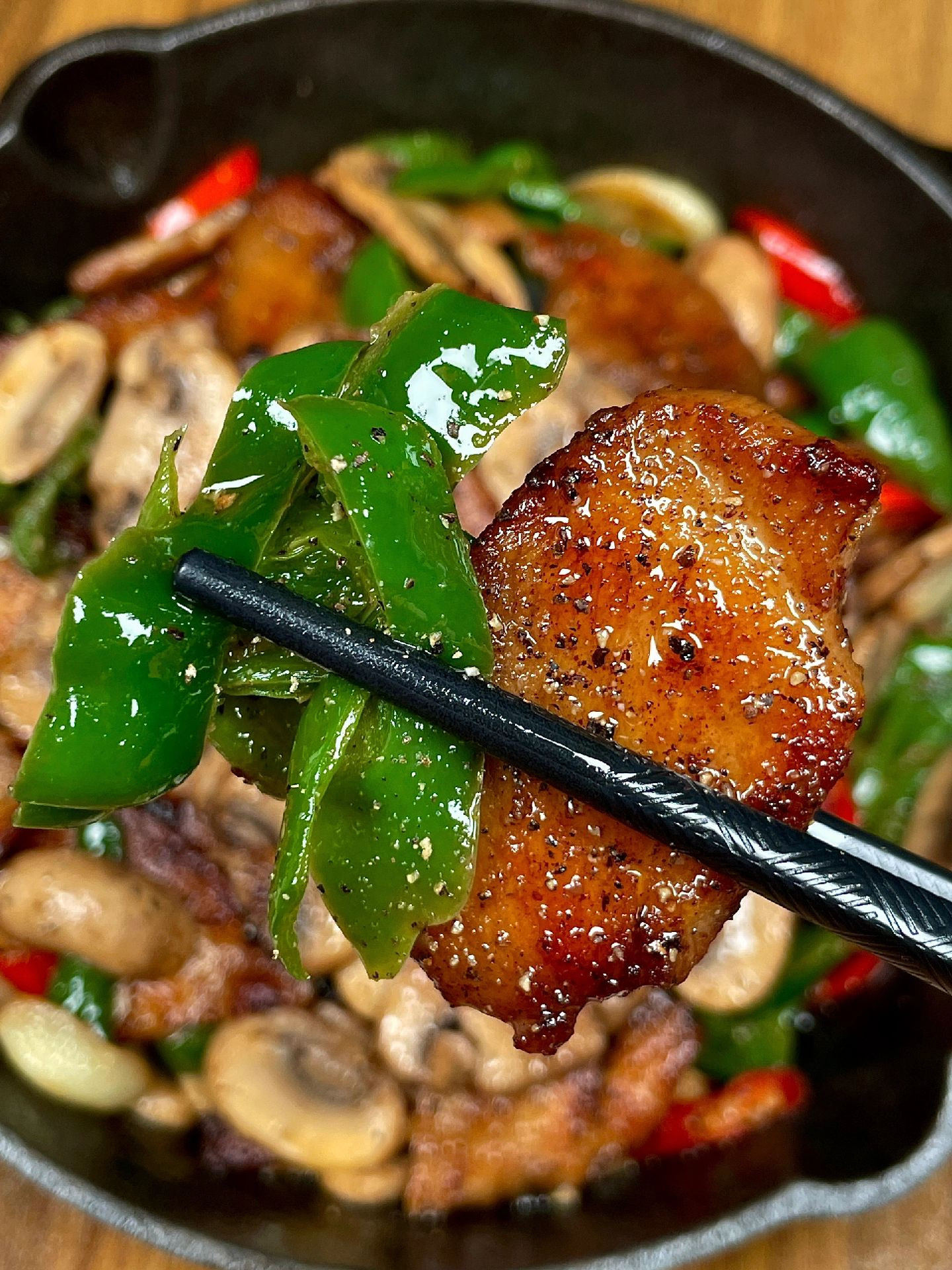 Cơm gà xào nấm hương ớt chuông