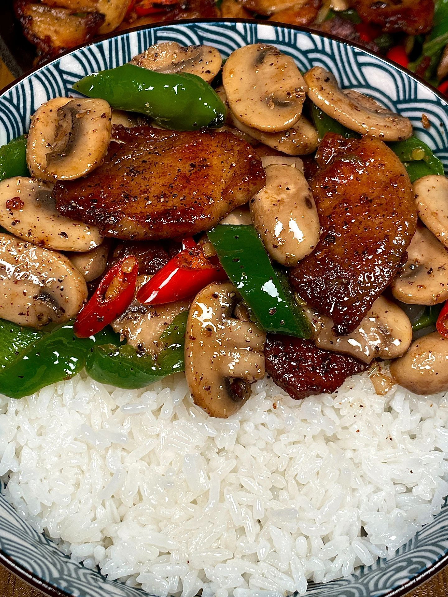 Cơm gà xào nấm hương ớt chuông