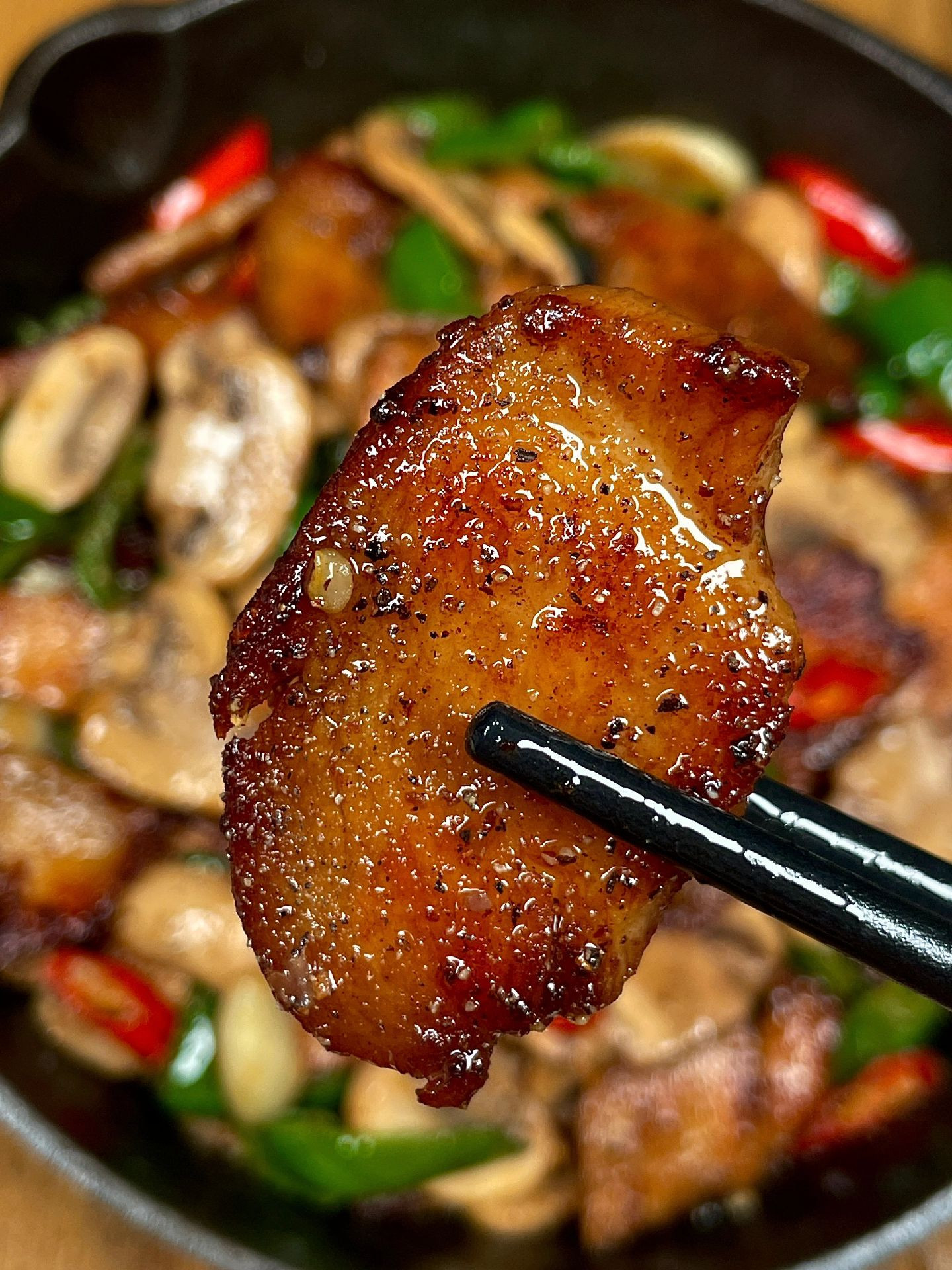 Cơm gà xào nấm hương ớt chuông