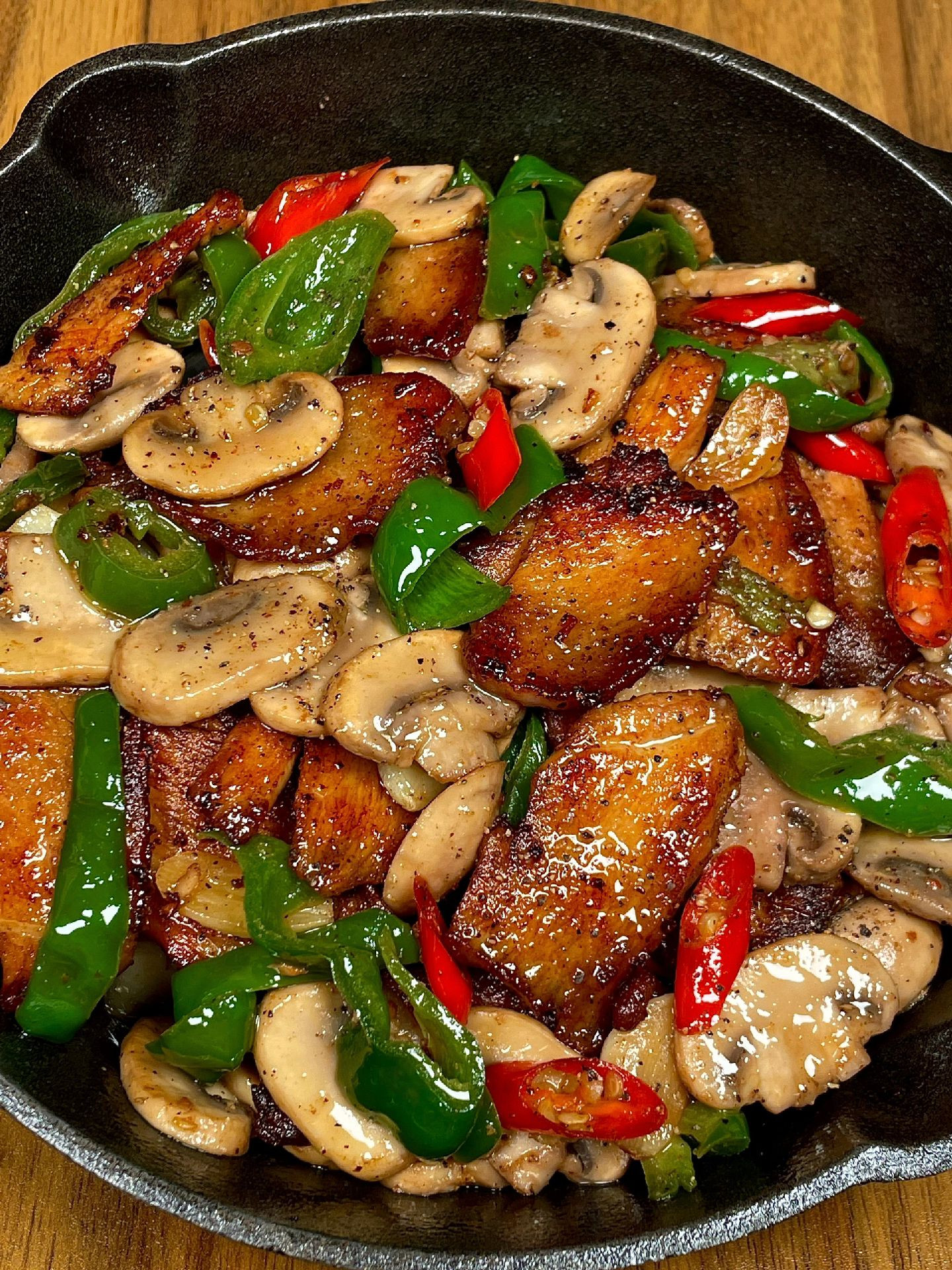 Cơm gà xào nấm hương ớt chuông