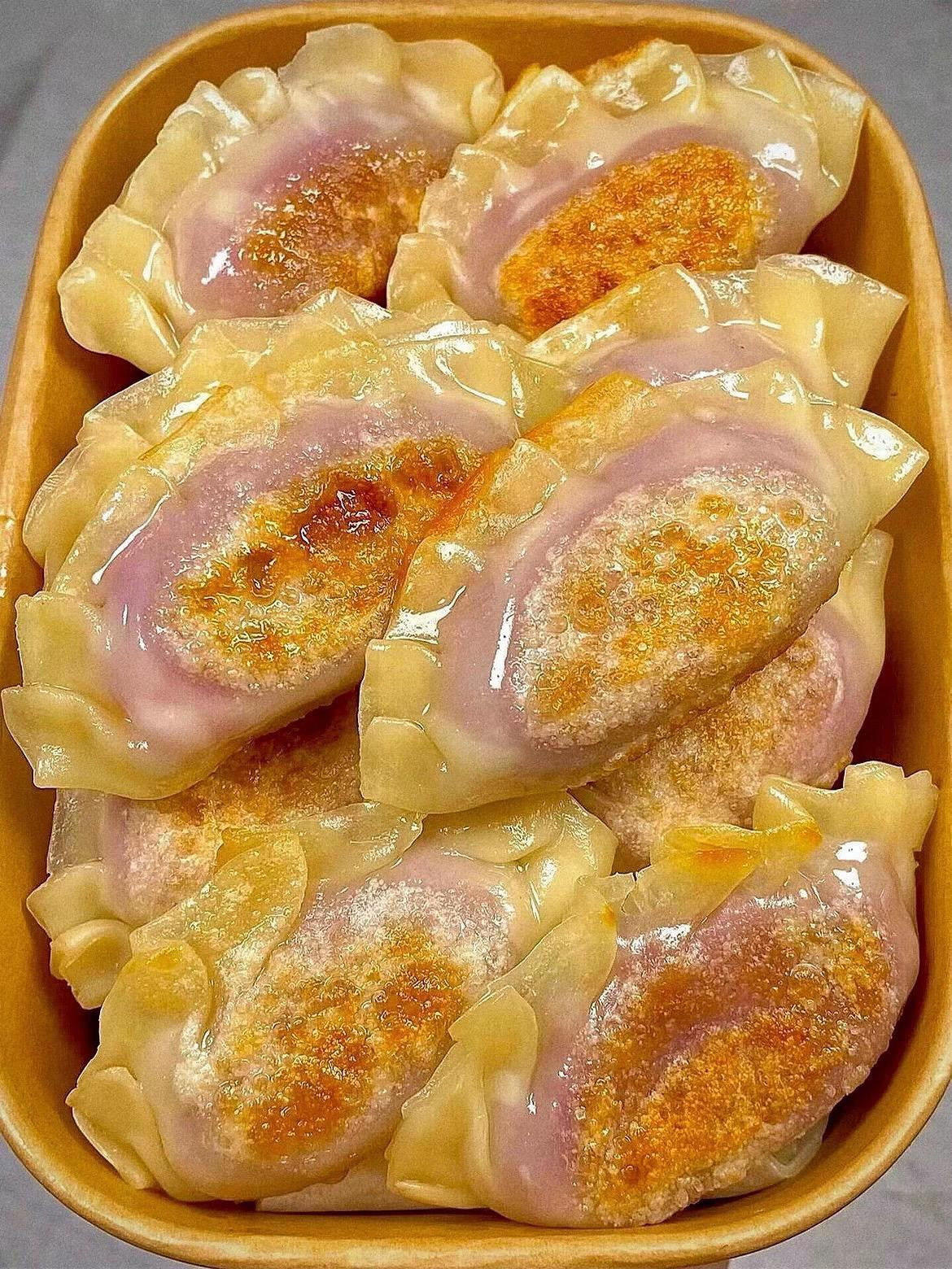 Cơm gạo lứt cuộn tiện lợi và bánh bao chiên nhân khoai môn tím ngọt ngào