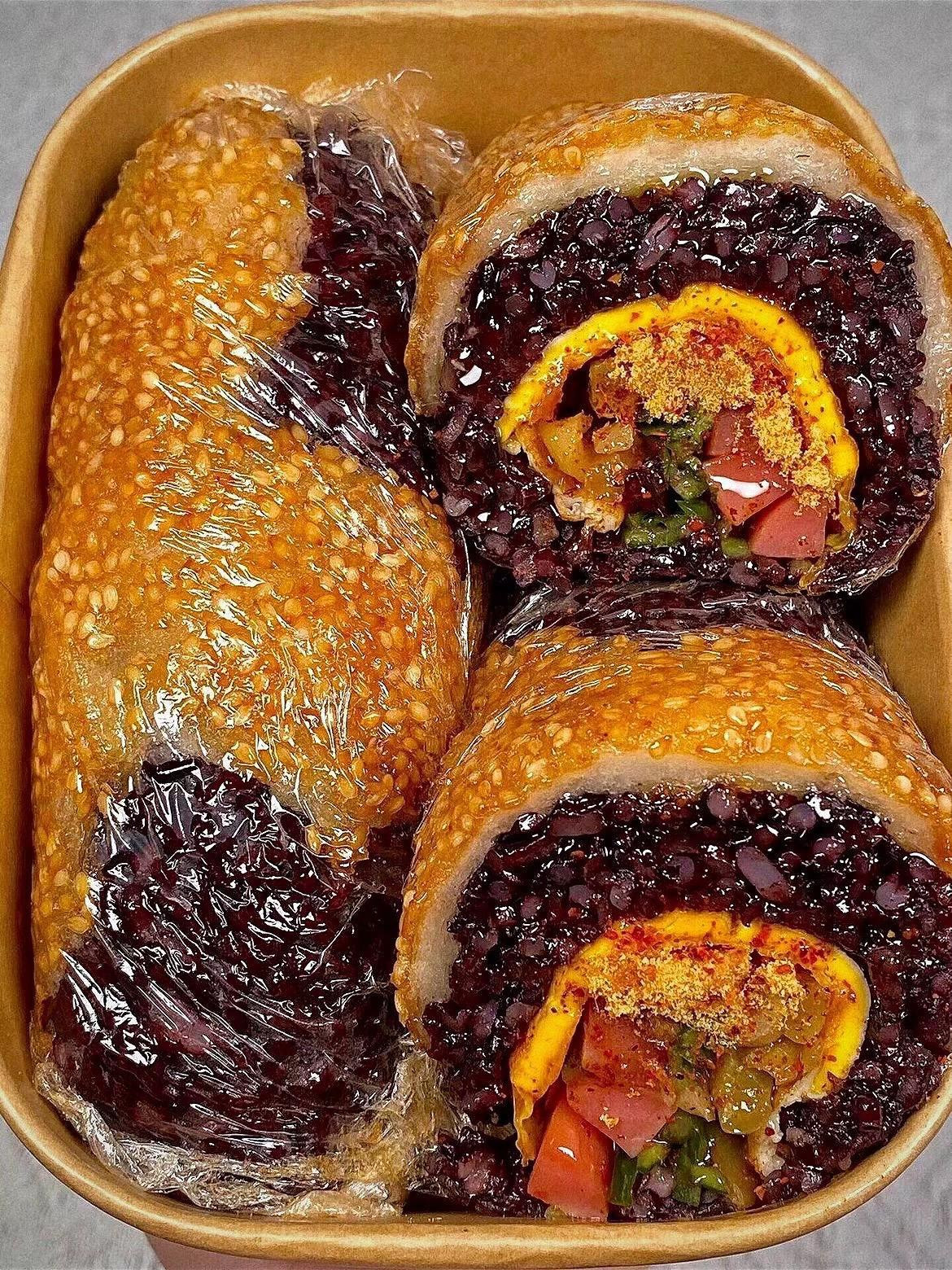 Cơm gạo lứt cuộn tiện lợi và bánh bao chiên nhân khoai môn tím ngọt ngào