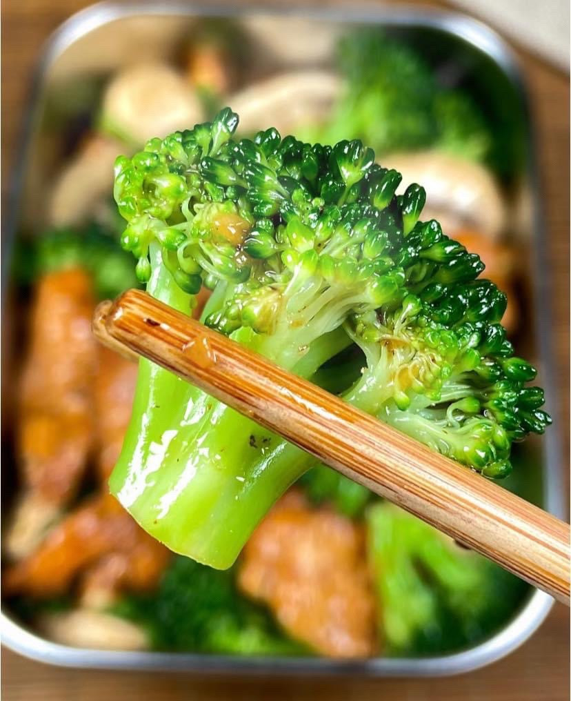 Cơm hộp ức gà xào bông cải xanh và nấm hương