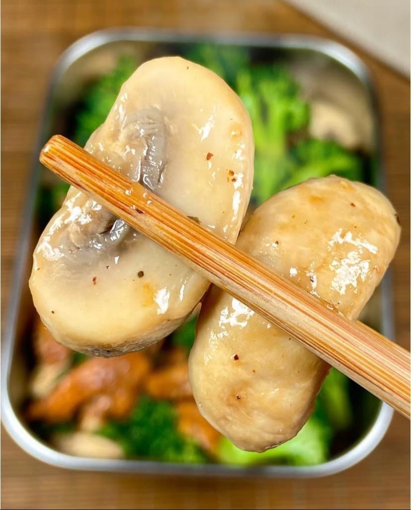 Cơm hộp ức gà xào bông cải xanh và nấm hương