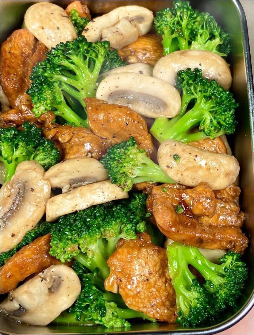 Cơm hộp ức gà xào bông cải xanh và nấm hương