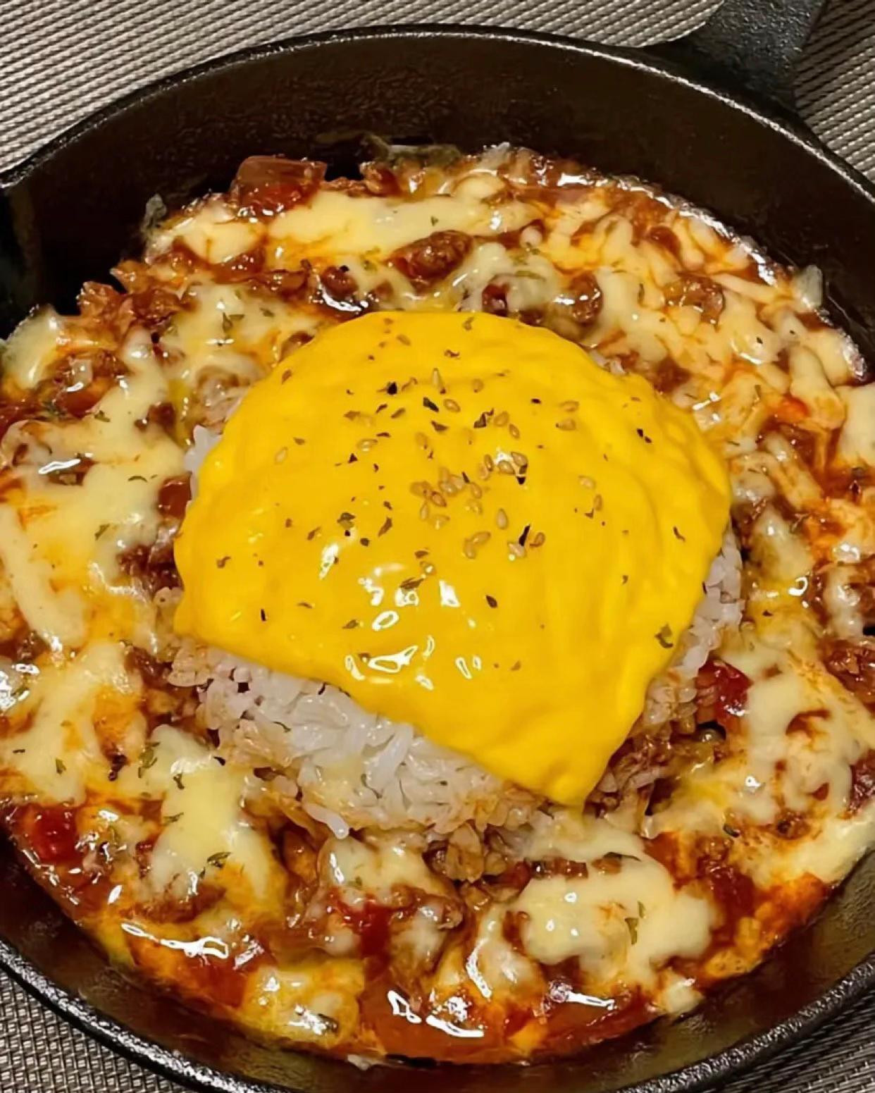 Cơm lưỡi cực ngon: Cơm chiên thịt bò, cà chua và phô mai với trứng ốp la