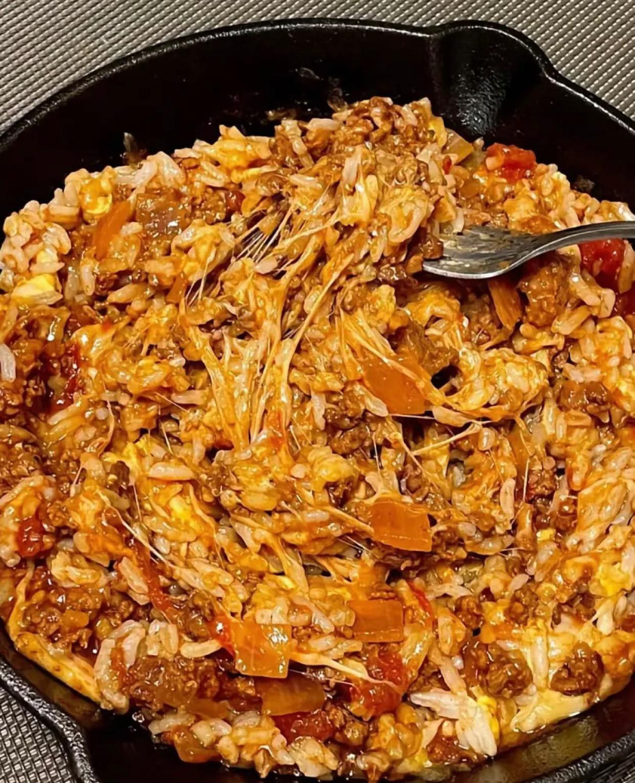 Cơm lưỡi cực ngon: Cơm chiên thịt bò, cà chua và phô mai với trứng ốp la