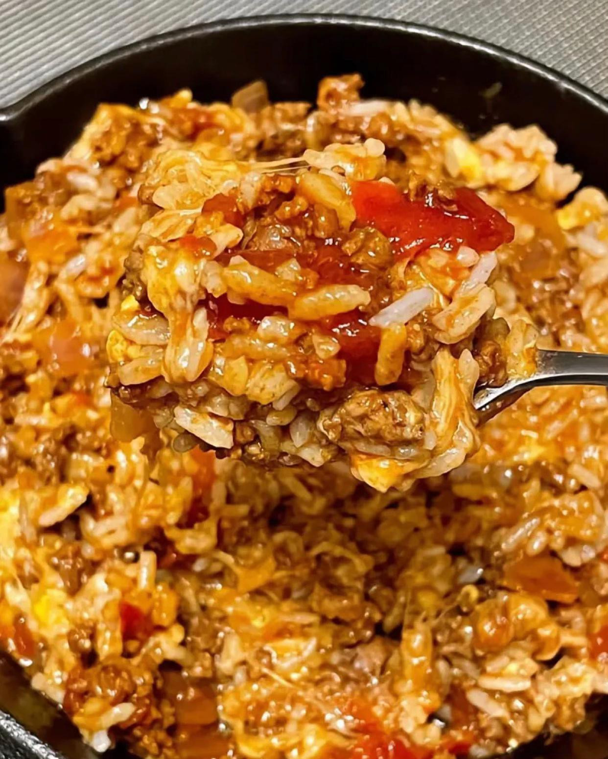 Cơm lưỡi cực ngon: Cơm chiên thịt bò, cà chua và phô mai với trứng ốp la