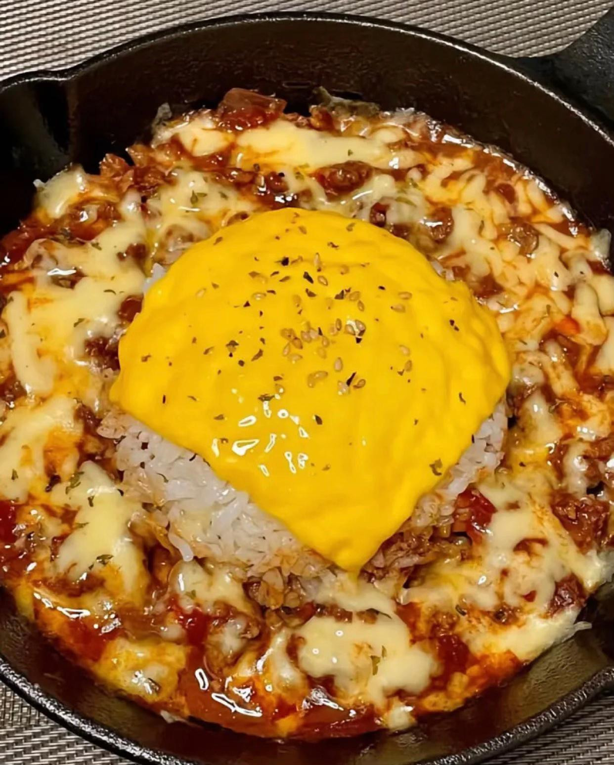 Cơm lưỡi cực ngon: Cơm chiên thịt bò, cà chua và phô mai với trứng ốp la