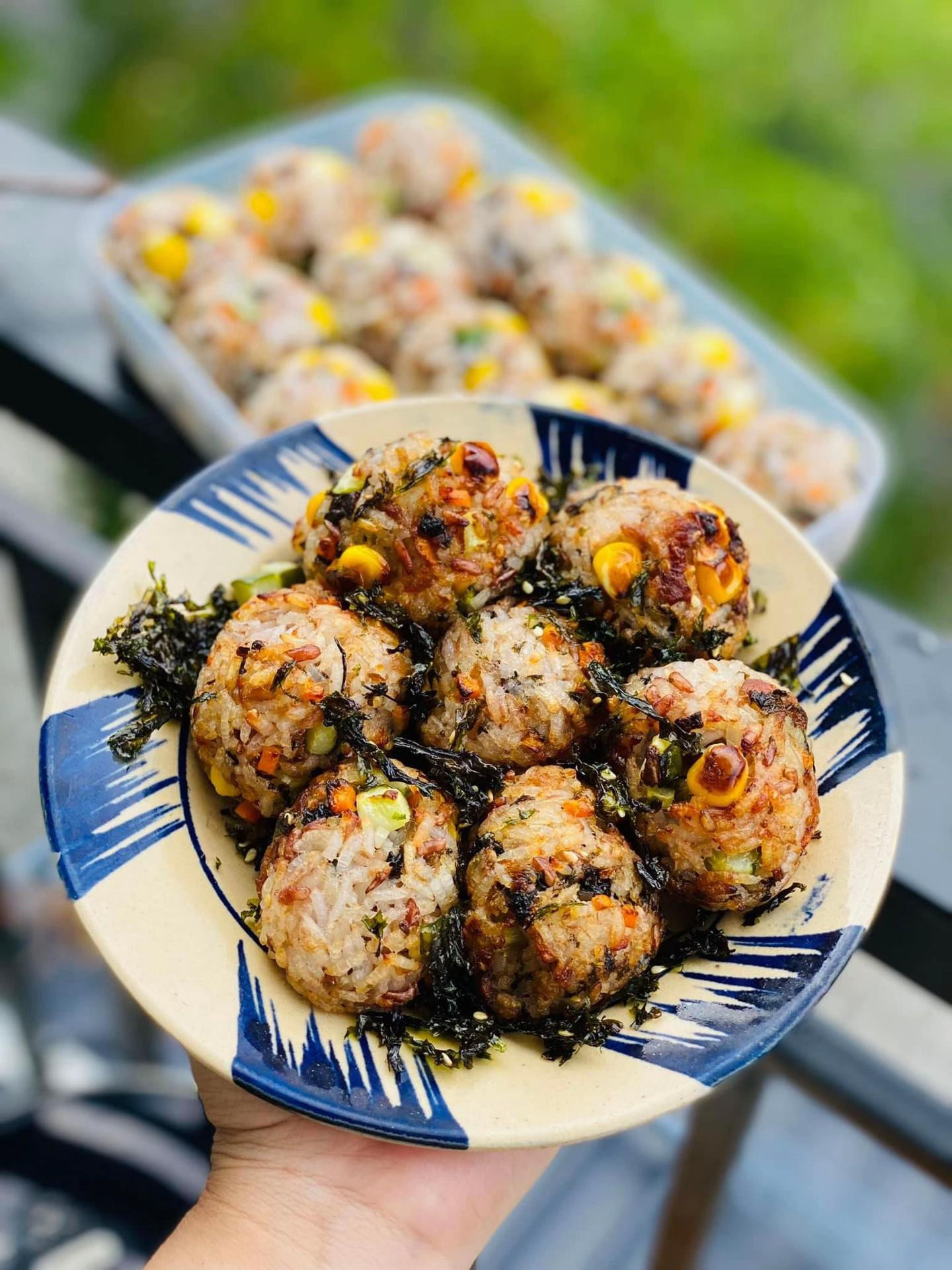 Cơm nắm cá ngừ sốt mayonnaise