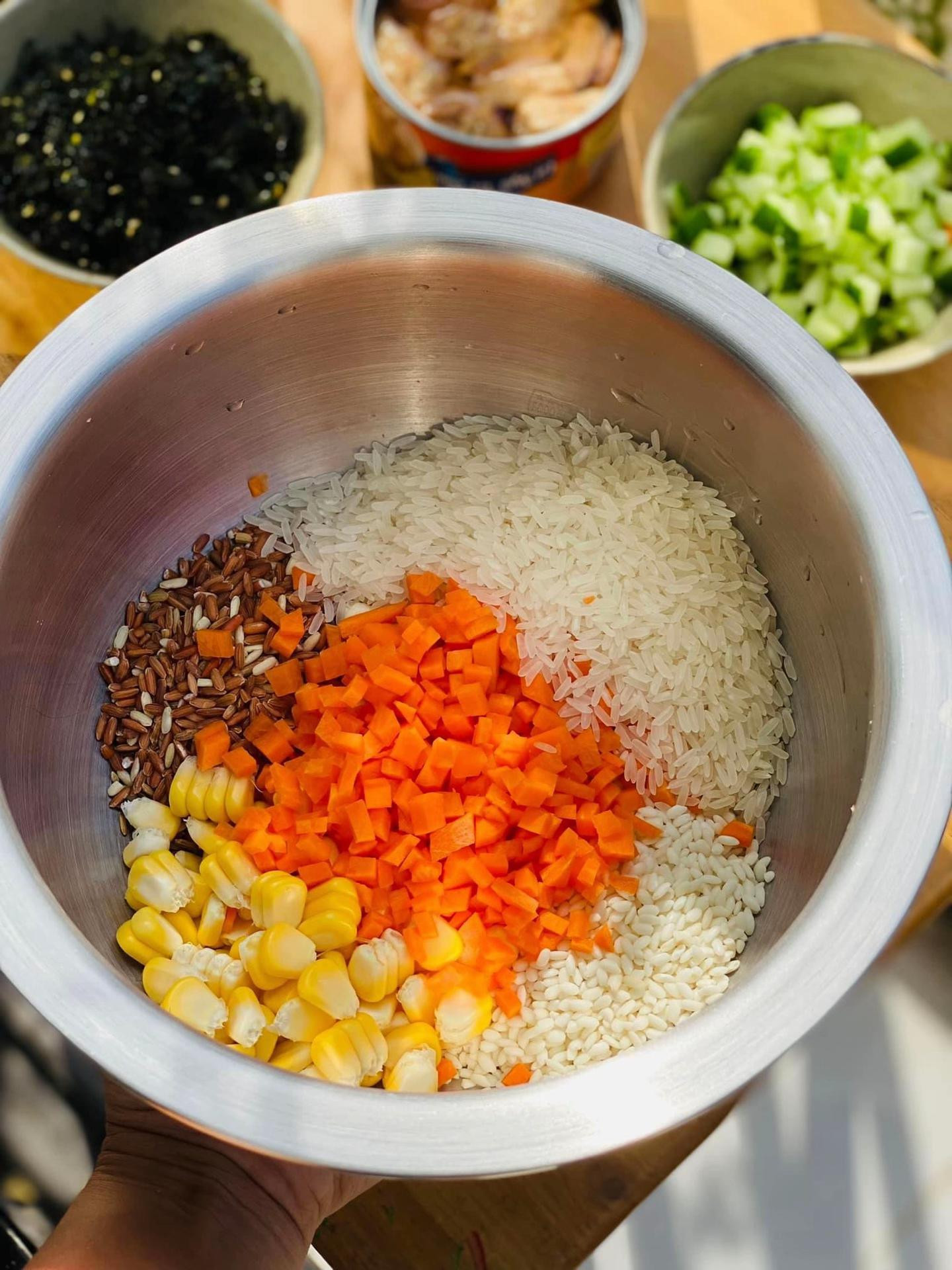 Cơm nắm cá ngừ sốt mayonnaise