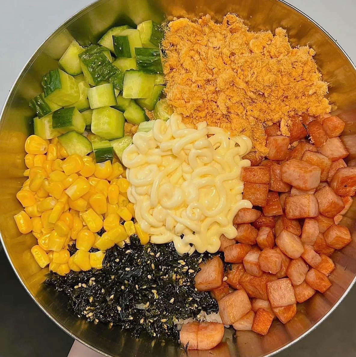 Cơm nắm Hàn Quốc với chà bông, xúc xích và mayonnaise - Cách làm món ăn vặt ngon