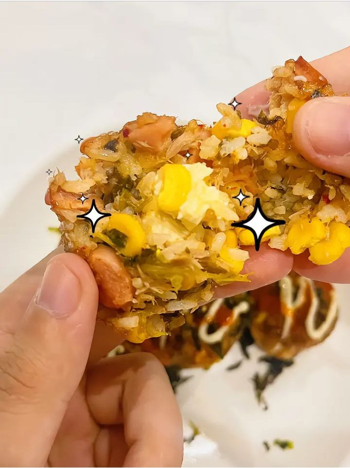 Cơm Nấm Kim Chi Vetula: Công Thức Làm Cơm Nướng Hình Viên Với Bơ Tan Giữa Lòng