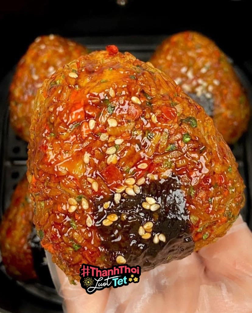 Cơm nắm tam giác sốt Teriyaki nướng giòn với phô mai và rau củ