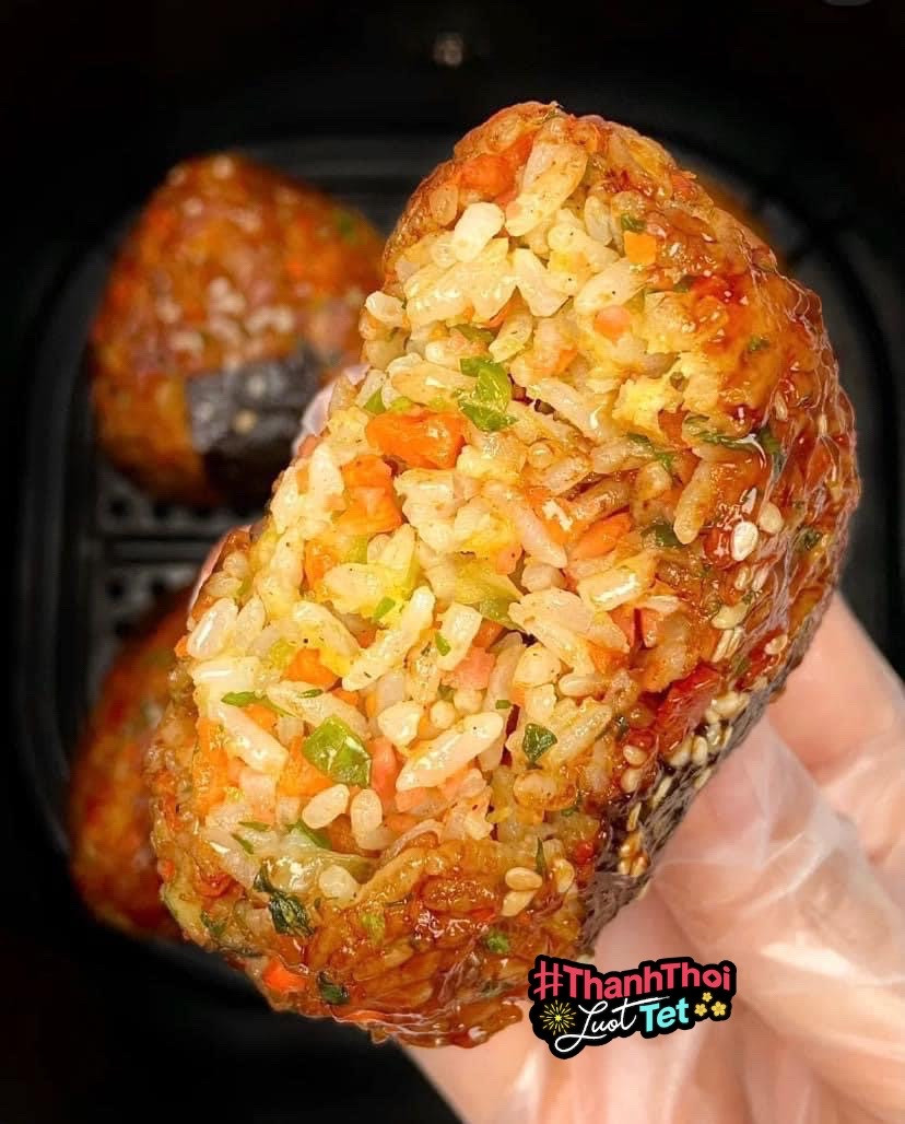 Cơm nắm tam giác sốt Teriyaki nướng giòn với phô mai và rau củ