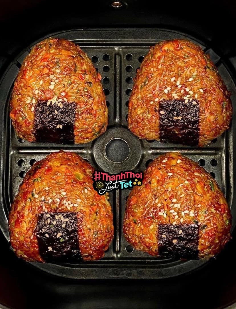 Cơm nắm tam giác sốt Teriyaki nướng giòn với phô mai và rau củ