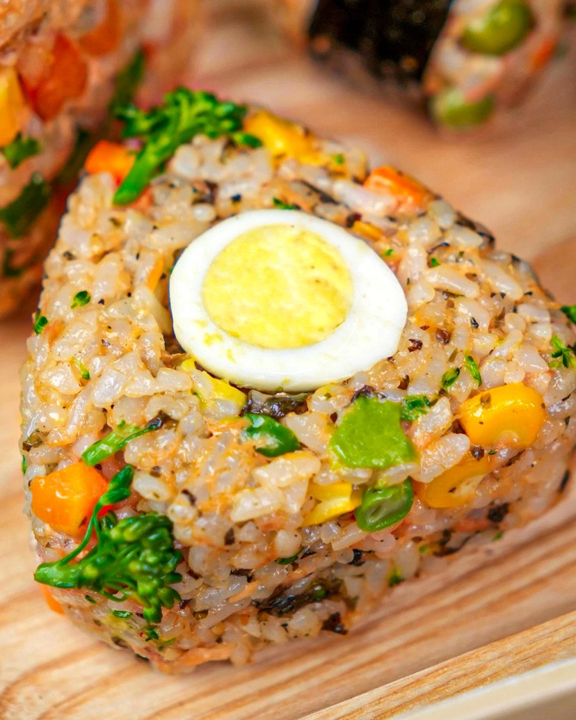Cơm Nắm Tam Giác Xúc Xích Rong Biển Với Trứng Chín, Món Ăn Sáng Nhanh Gọn