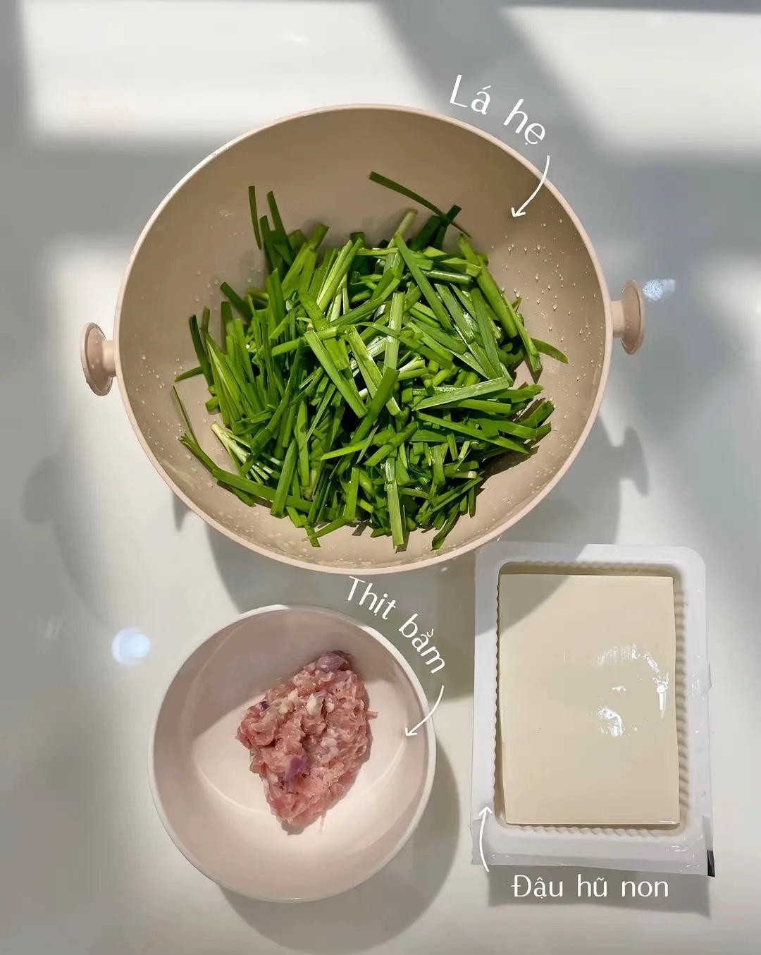 Cơm nhà ngon: Cốt lết chiên xù giòn rụm và canh hẹ đậu hũ thịt bằm