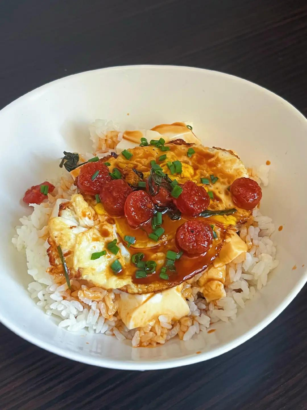 Cơm rang đậu hũ trứng chiên với sốt cà chua và Lạp xưởng