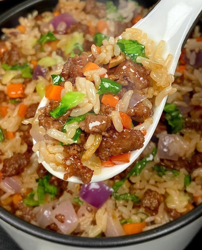 Cơm trộn bò: Hướng dẫn cách làm cơm rang thịt bò ngon với cà rốt, hành tây và rau xanh