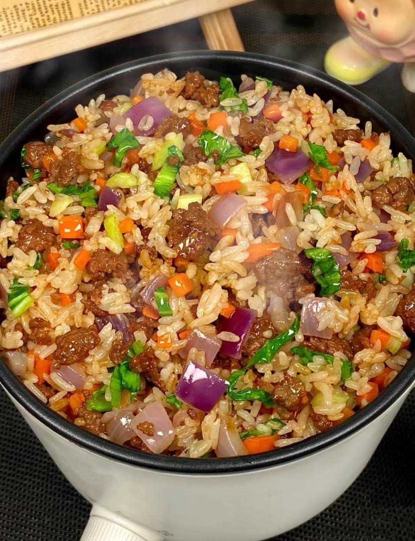 Cơm trộn bò: Hướng dẫn cách làm cơm rang thịt bò ngon với cà rốt, hành tây và rau xanh