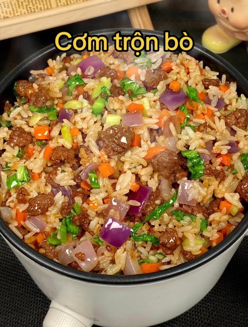 Cơm trộn bò: Hướng dẫn cách làm cơm rang thịt bò ngon với cà rốt, hành tây và rau xanh